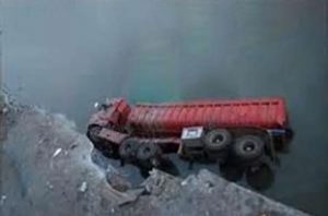 نجات و رهاسازی راننده کامیون سقوط کرده در رودخانه کشکان