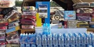 توزیع بسته‌های لوازم خانگی در بین سیل‌زدگان خرم‌آباد