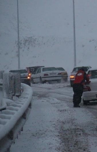 برف راه ارتباطی روستاهای میانکوه شرقی پلدختر را مسدود کرد؛ اسکان ۱۰۰ نفر در معمولان