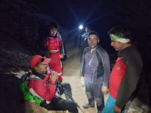 ‍ ۱۲ ساعت عملیات برای نجات کوهنوردان تهرانی و چهارمحال بختیاری در دره شیرز کوهدشت