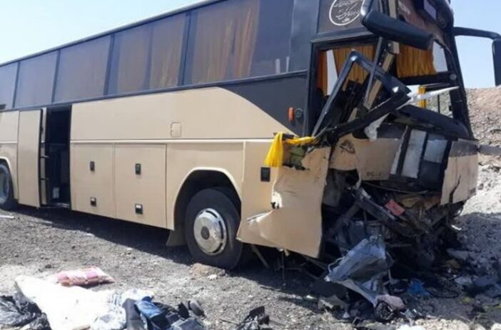 برخوردیک دستگاه تریلر با یک دستگاه اتوبوس در آزادراه «خرم زال» یک نفر فوت و ۱۳ نفر مصدوم شدند.