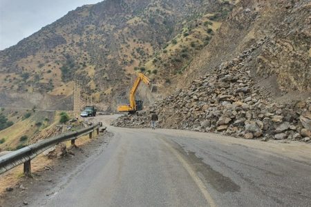 ریزش کوه در معمولان/ محور ۱۶۴ روستای لرستان مسدود شد
